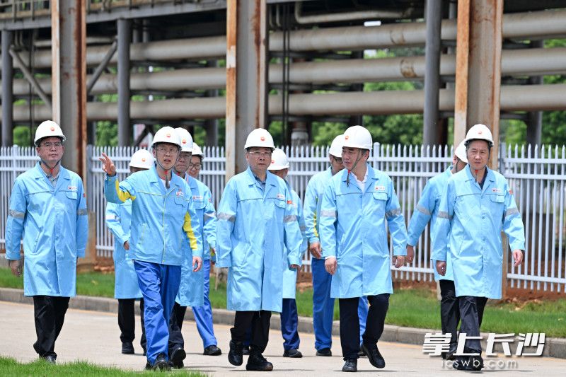 陈博彰在中石油西北销售长沙分公司检查。