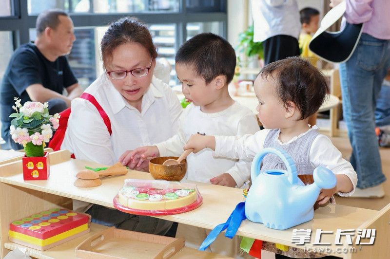 中心吸引了不少亲子家庭。