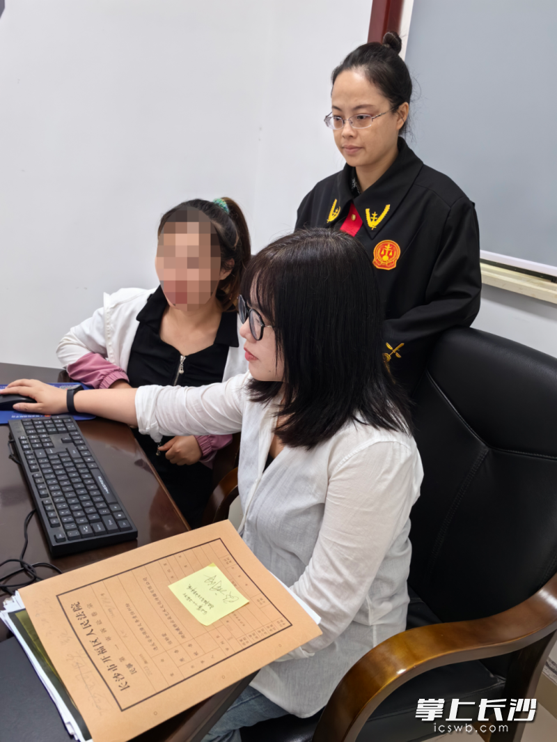 马栏山法庭法官指导一起调解工作。受访者供图