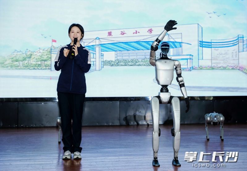 机器人一出场，便成为同学们关注的焦点。 均为长沙晚报通讯员詹锟儒摄