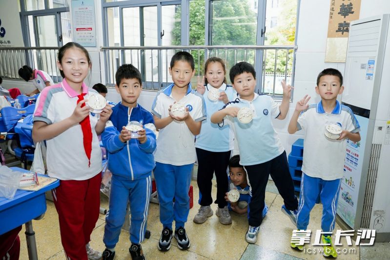 同学们在动手中感受科学的脉动。