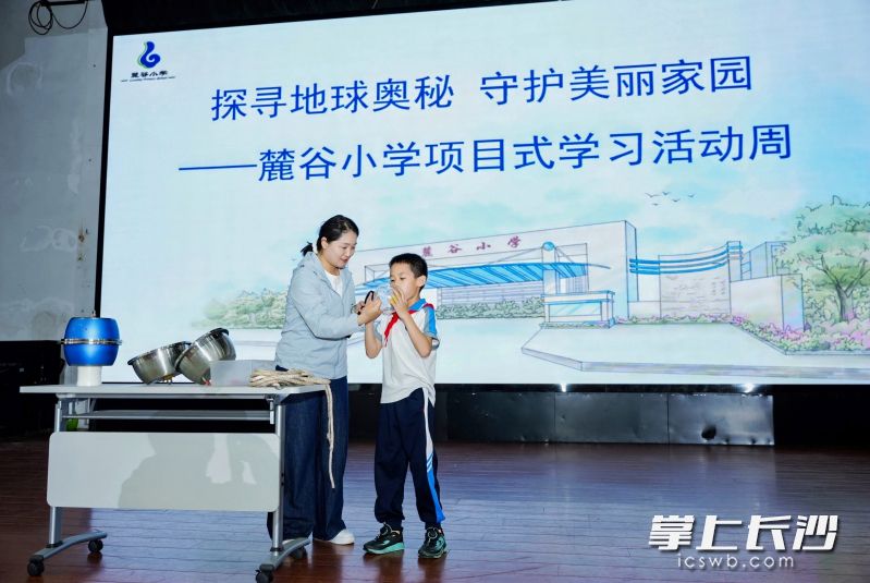 大气压实验让抽象的科学原理变得触手可及。