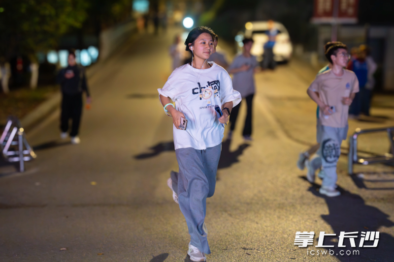 结伴运动，让荧光夜跑超有氛围。