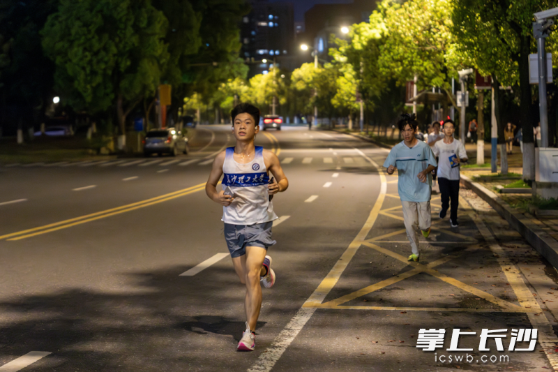 夜幕降临，长理学生们开启荧光夜跑模式。均为通讯员 周思彤 供图