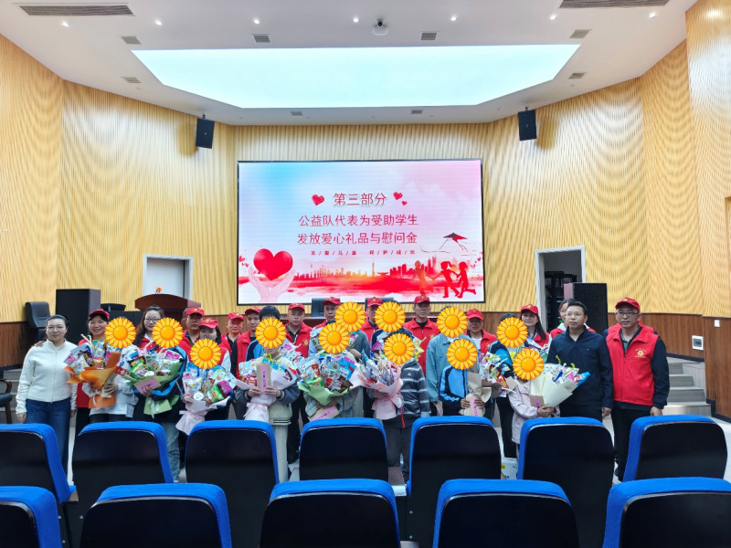 浏阳德仁爱心协会为乡村学子送爱心物资。通讯员供图