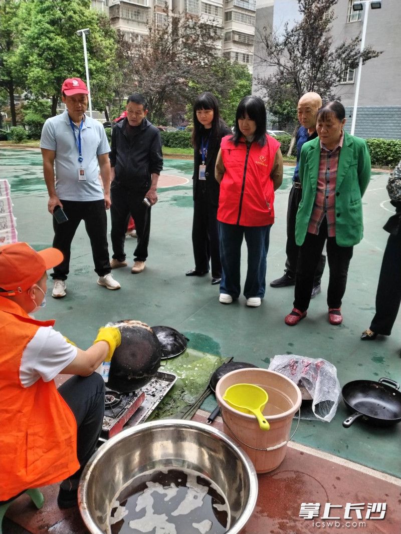志愿者为居民清洗家用菜锅。均为长沙晚报通讯员 杨柏松 供图