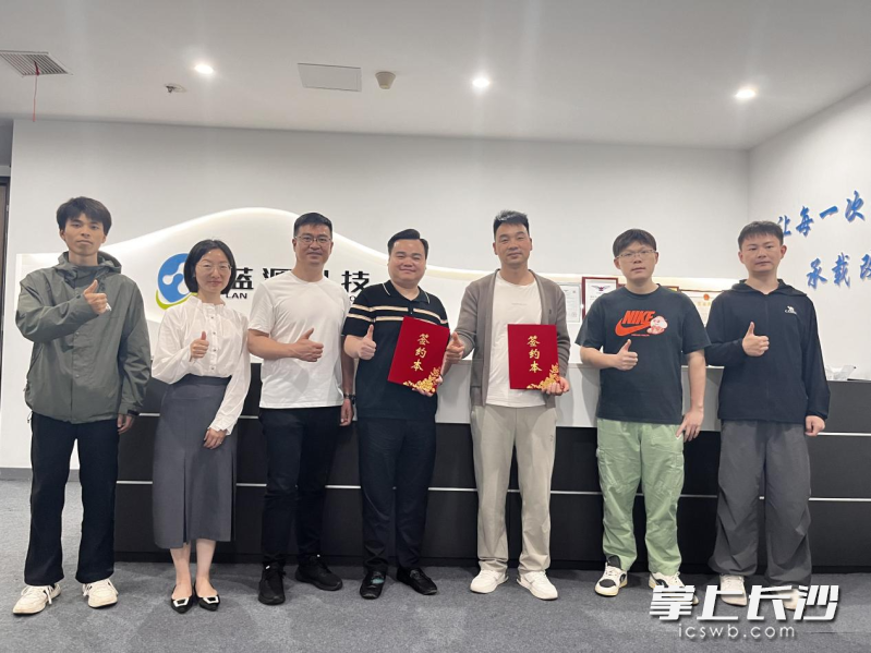 双方核心管理团队共同见证签约。均由通讯员供图