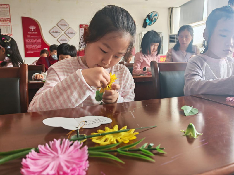孩子们制作手工花。
