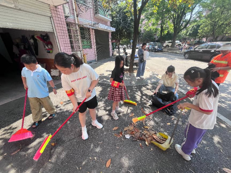 青少年志愿者参加劳动实践。