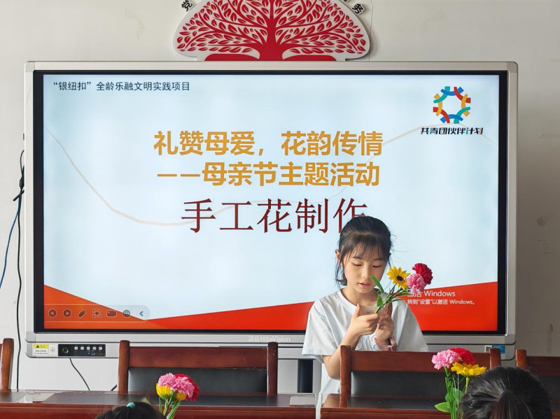 孩子们上台分享写给母亲的感恩贺卡。
