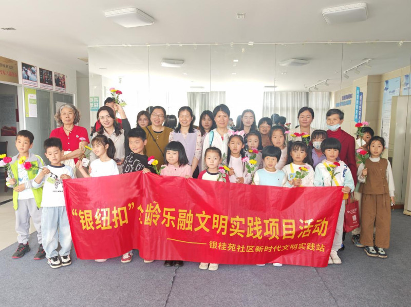 活动现场亲子家庭合影留念。