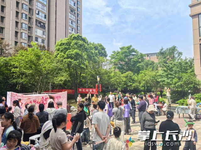 和润社区联合辖区物业开展“温情母亲节 安全伴同行”主题活动。 均为长沙晚报通讯员 王峰供图