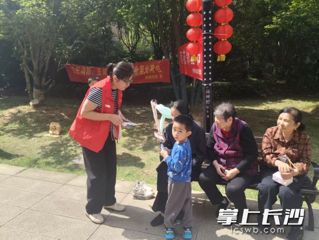 社区党员志愿者向居民普及实用知识。