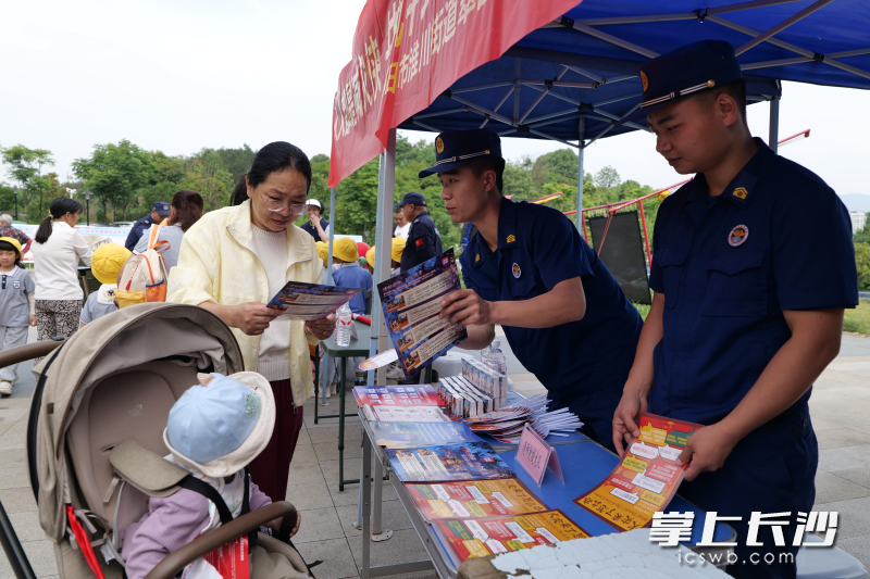消防宣传员在发放宣传资料。 均为长沙晚报通讯员 寻艳 摄