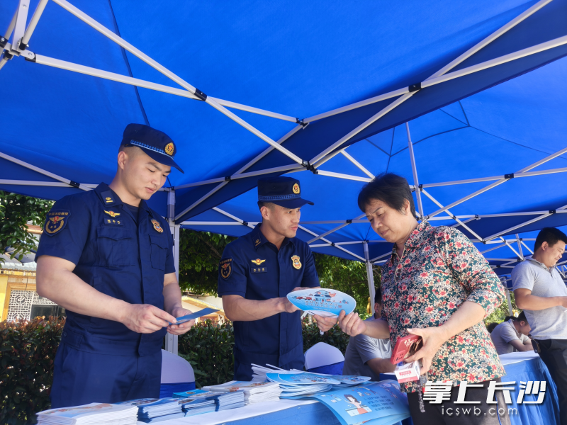 　消防员在开展主题宣传活动。 长沙晚报通讯员 杨来富 摄
