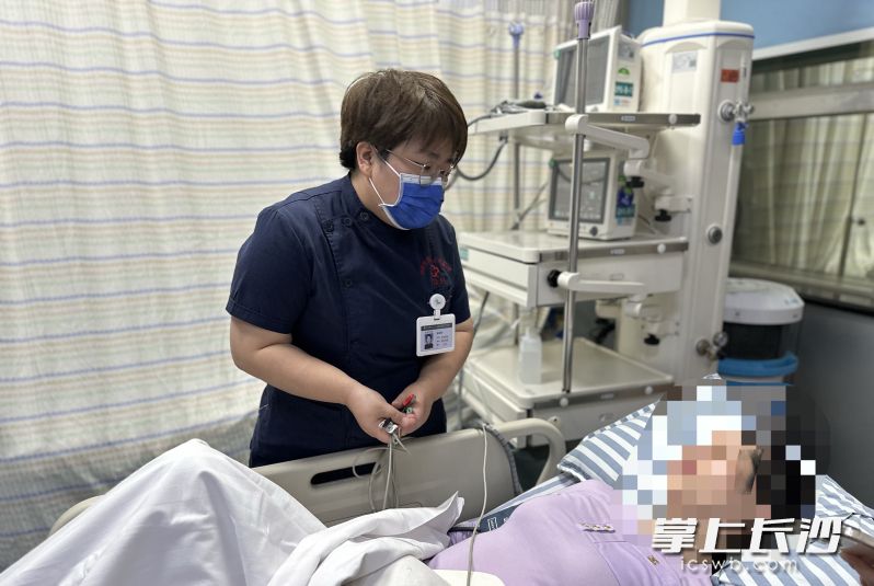 胡秋香与患者交流。 受访者供图