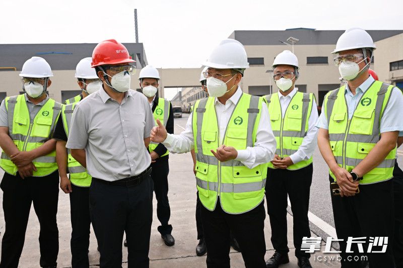 陈博彰在湖南邦普循环科技有限公司检查。 均为长沙晚报全媒体记者王志伟摄