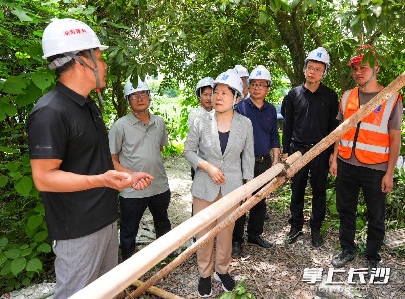 吴桂英了解修缮工作进展。 均为长沙晚报全媒体记者 郭雨滴 摄