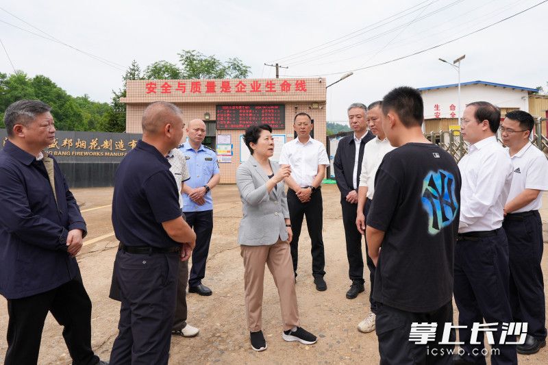 5月11日，省委常委、市委书记吴桂英在浏阳市督导检查安全生产工作，来到盛邦烟花制造有限公司。