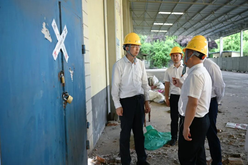 在大塘村督导检查建筑施工安全管理工作。