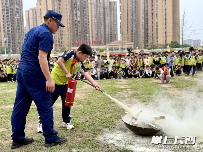 学生体验灭火操作。