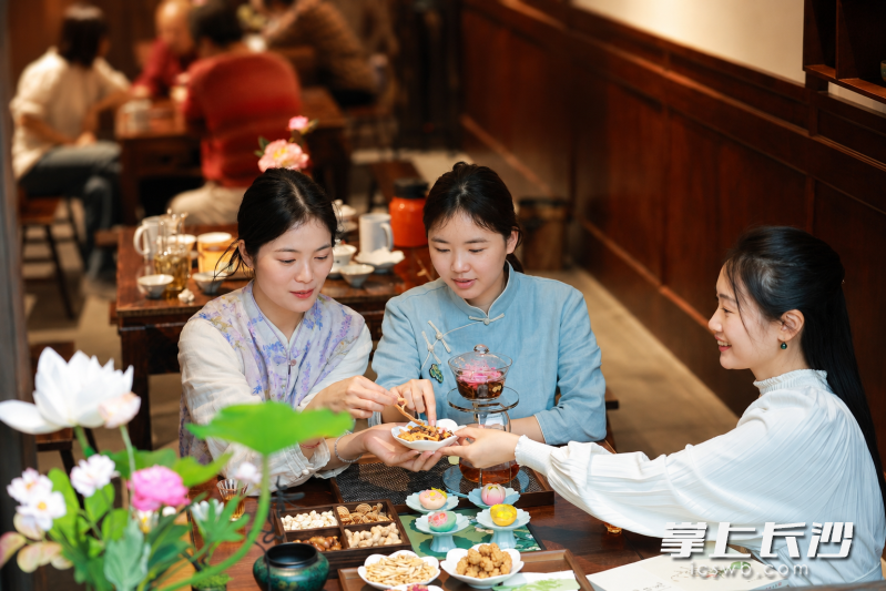 泡茶馆听老街故事，成为年轻人慢生活的新宠。