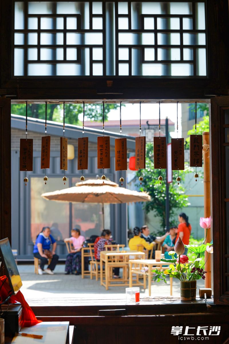 游客和市民同座“喫茶接福”。