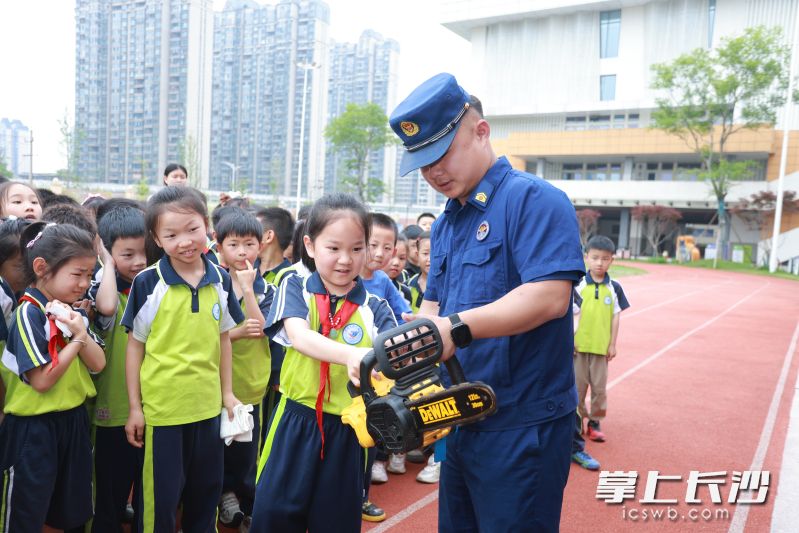 学生现场体验破拆工具。均为长沙晚报全媒体记者 李卓 摄