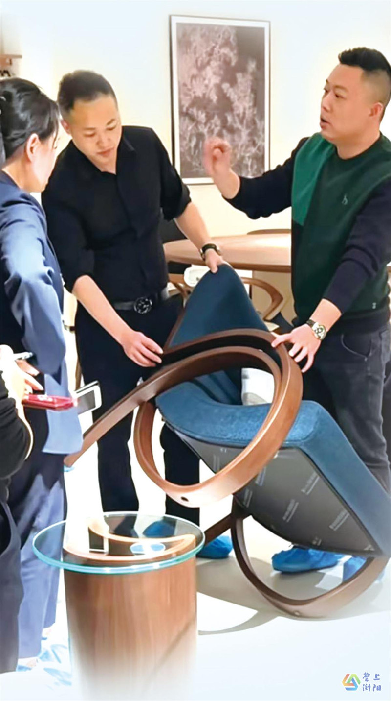 龙磊（右一）向客户讲解产品工艺细节与设计理念。受访者供图