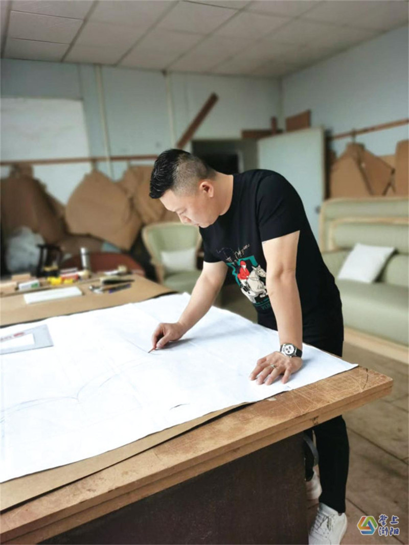龙磊以文化设计为先导，加强产品研发，打造兼具东方美学与实用价值的实木家具。受访者供图