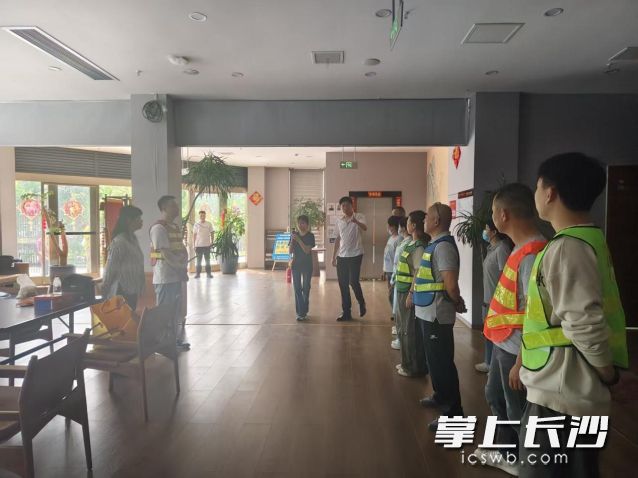 大托铺街道在养和康养老年服务中心新院组织开展专项消防演习活动。  均为长沙晚报通讯员 邓娟供图