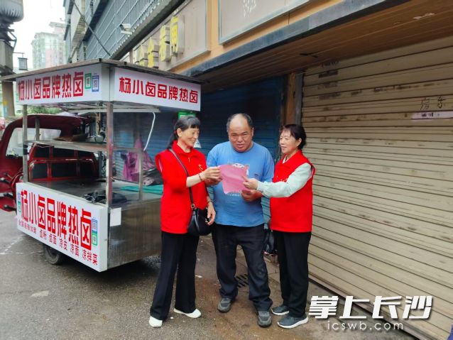 志愿者们手把手教授应急救灾小知识。