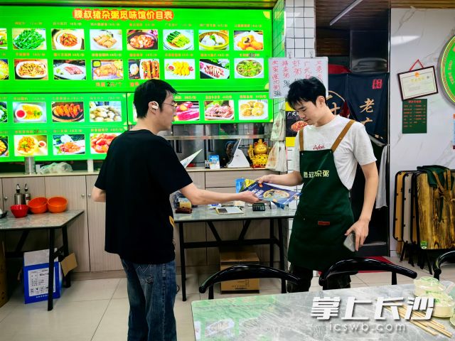 吴家坪社区联合辖区志愿服务队开展防灾减灾宣传活动。  均为长沙晚报通讯员 罗艳青供图