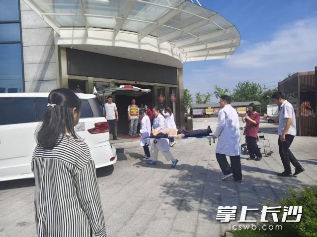 现场模拟老人安全转移。