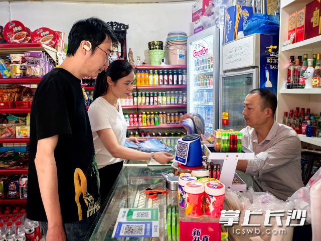 社区工作人员与志愿者们组成宣传小队走街串巷、逐户走访。