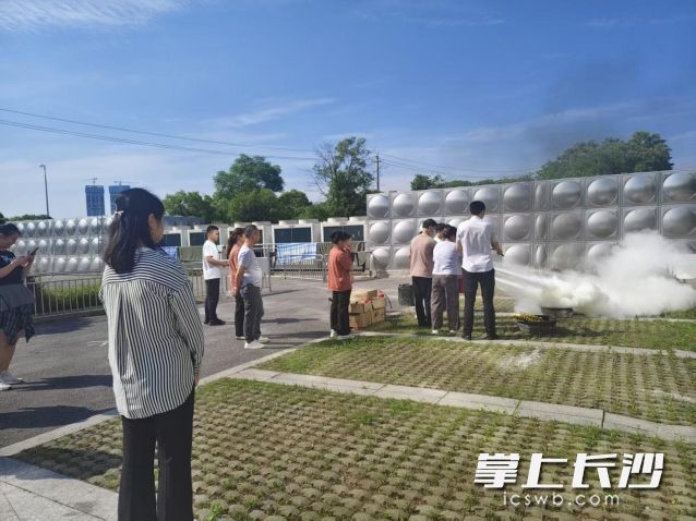 演习现场，全体工作人员分工协作、紧密配合。