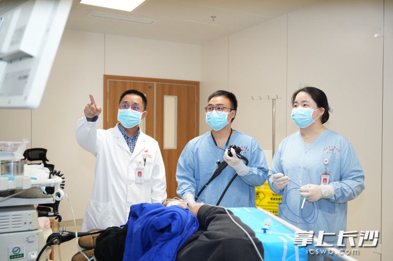 郭文超正在配合医生给患者做胃肠镜检查。