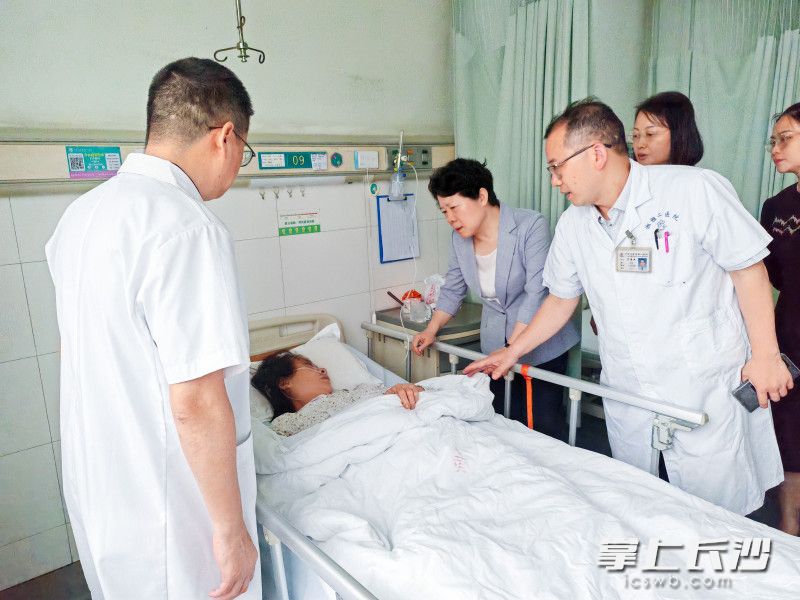 吴桂英在中南大学湘雅二医院看望慰问受伤群众。 长沙晚报全媒体记者 郭雨滴 摄