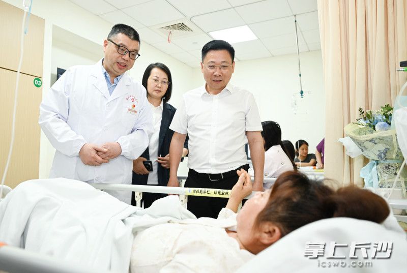 陈博彰在浏阳市中医医院看望慰问受伤群众。 长沙晚报全媒体记者 王志伟 摄