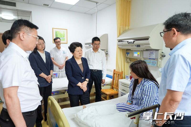5月12日，省委常委、市委书记吴桂英，市委副书记、市长陈博彰在浏阳市人民医院看望慰问事故受伤群众。 长沙晚报全媒体记者 郭雨滴 摄