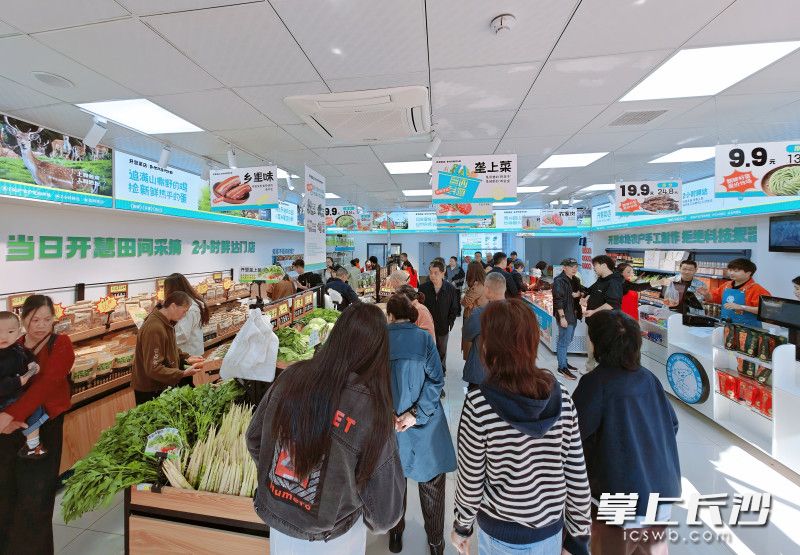 开慧菜店吸引众多顾客前来采购。