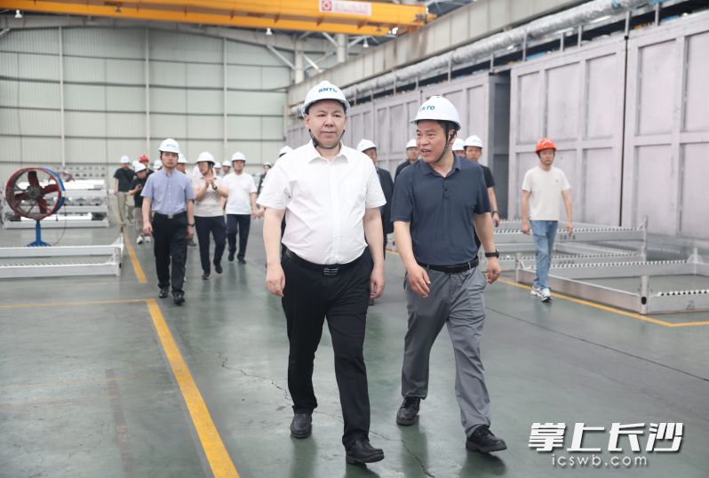 刘新良调研晟通科技集团有限公司，了解企业生产经营等情况。 均为长沙晚报全媒体记者 盛磊 摄
