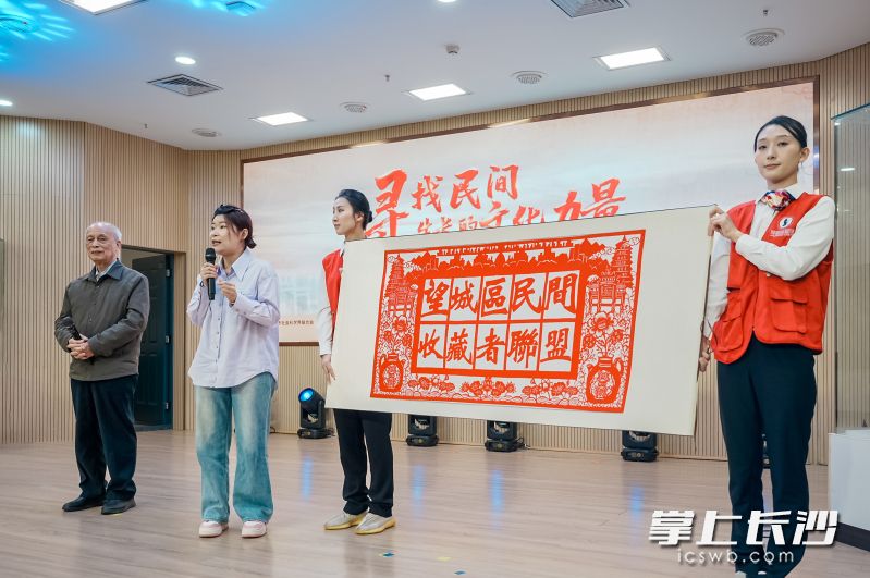 华夏剪纸博物馆的秦石蛟、秦求祖孙二人现场展示剪纸作品。