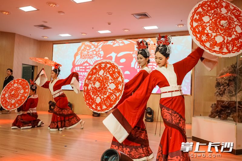 非遗剪纸舞《剪韵流光》灵动登场，用优美的舞姿演绎传统文化的韵味。