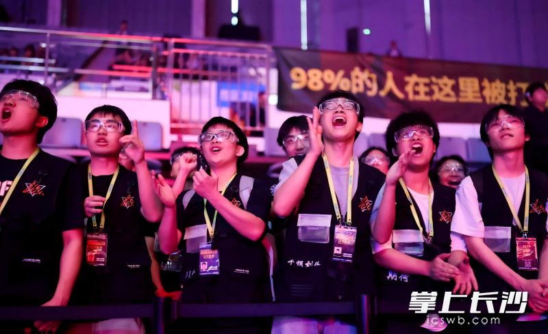 赛场外，队员们紧张无比，每个小小胜利都引来欢呼。