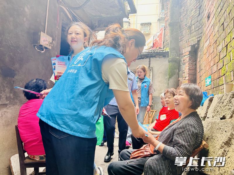 工作人员深入街巷自建房住户家中宣传安全应急避险知识和法规。均为长沙晚报通讯员 陈孟军 供图