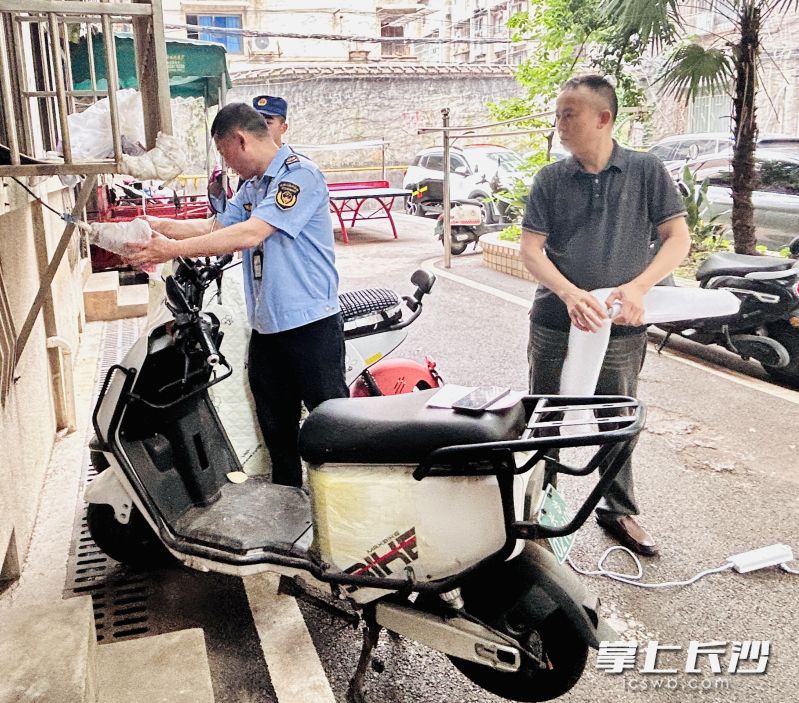 逐户排查整改飞线充电等问题。