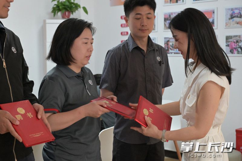社区给骑手发放“流动护林员”“社区合伙人”聘书。