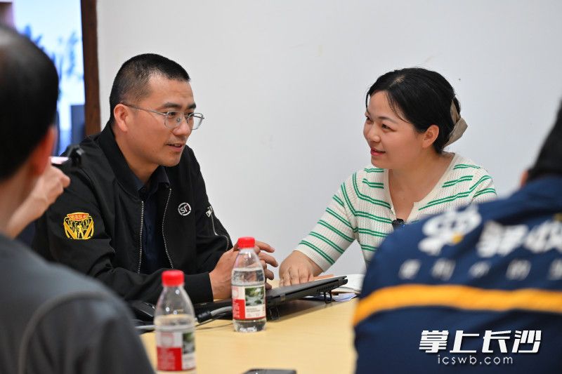 几张方凳围坐成圈，一杯热茶递到手里，社区工作人员和这群每天跑遍辖区街巷的“老熟人”，就这么唠开了。均为全媒体记者 周游 通讯员 龙兴 摄影报道