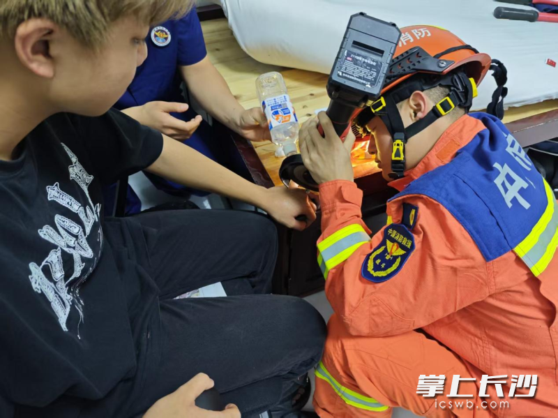 消防员正在帮助市民取下卡手的戒指。 长沙晚报通讯员 徐秋华 摄